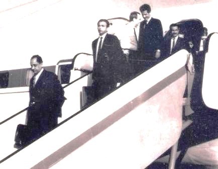 الرئيس قحطان والوفد المرافق له لدى نزوله من سلم الطائرة في مطار عدن صباح يوم الاستقلال